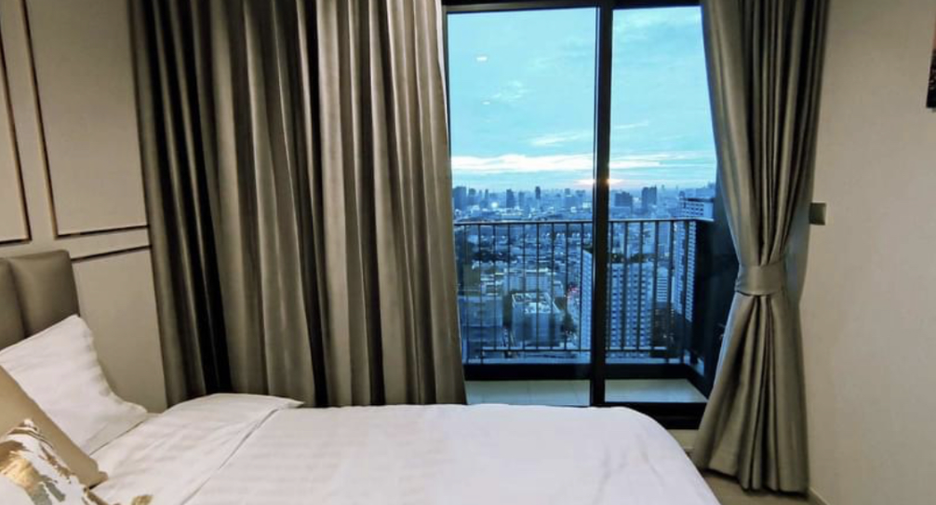 For rent 2 bedrooms condo in Huai Khwang, Bangkok