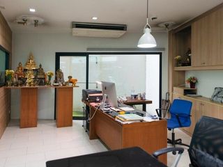 For rent 9 bedrooms retail Space in Watthana, Bangkok