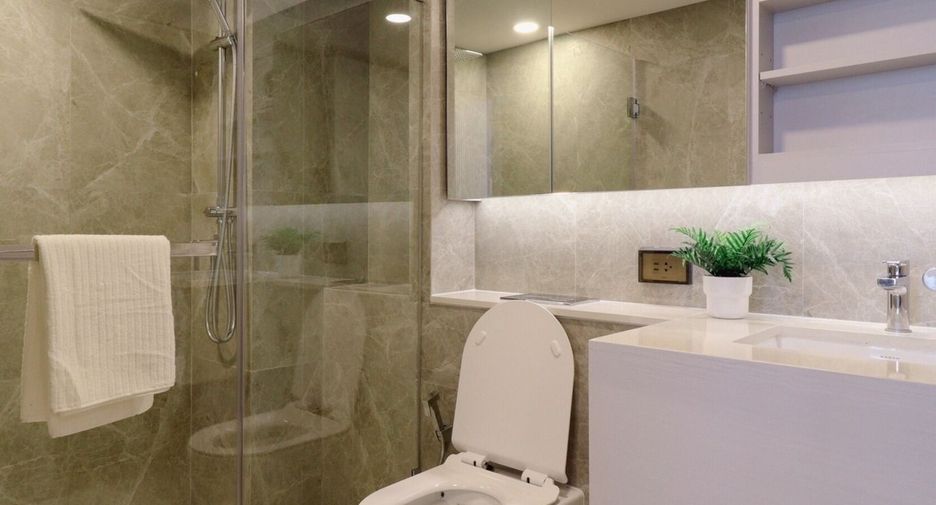 For rent 2 bedrooms condo in Huai Khwang, Bangkok