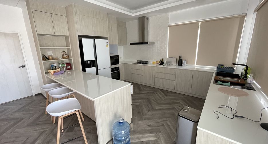 For rent 4 bedrooms condo in Watthana, Bangkok