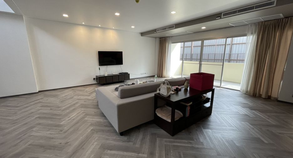For rent 4 bedrooms condo in Watthana, Bangkok
