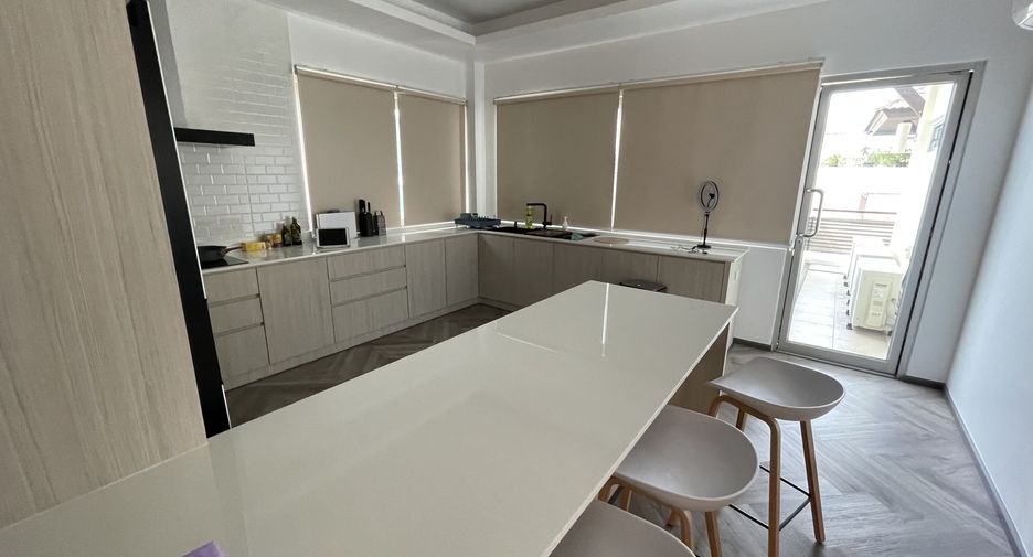 For rent 4 bedrooms condo in Watthana, Bangkok