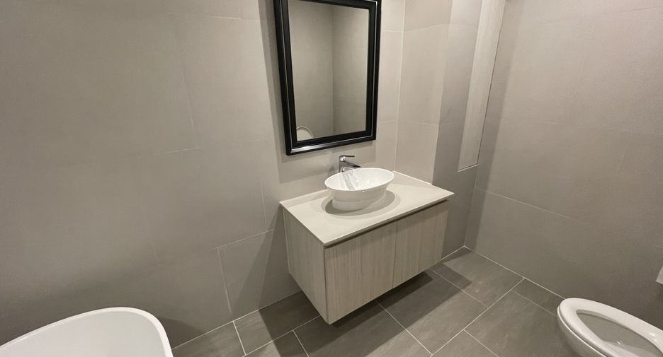 For rent 4 bedrooms condo in Watthana, Bangkok
