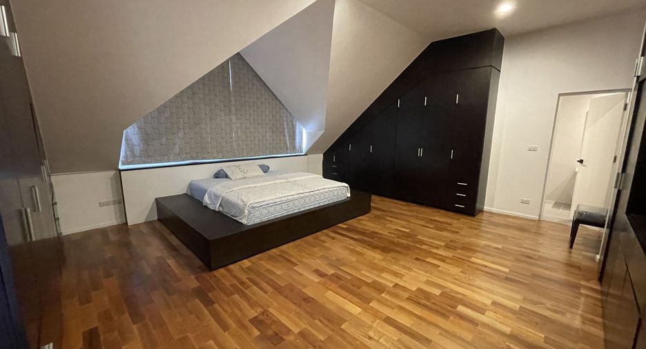 For rent 4 bedrooms condo in Watthana, Bangkok