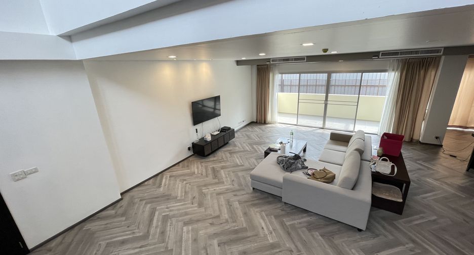 For rent 4 bedrooms condo in Watthana, Bangkok