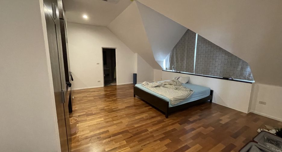 For rent 4 bedrooms condo in Watthana, Bangkok