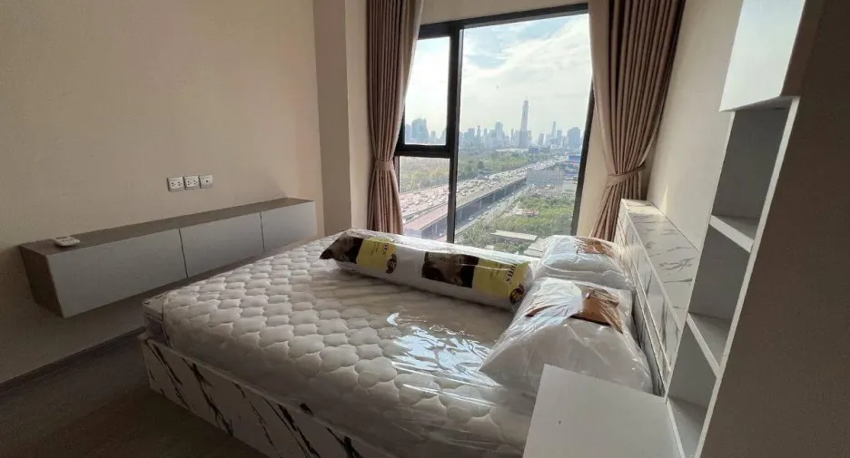 Condo en alquiler de 2 habitaciones en Huai Khwang, Bangkok