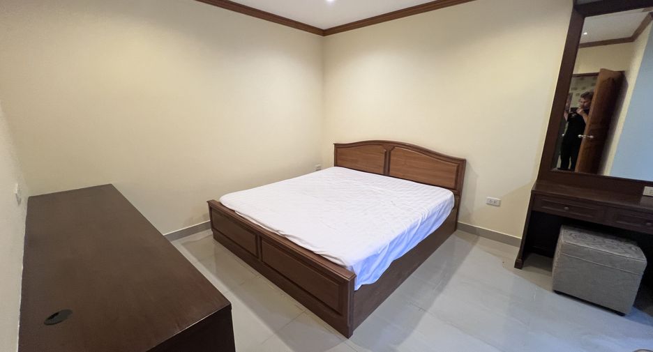 For rent 3 bedrooms condo in Watthana, Bangkok