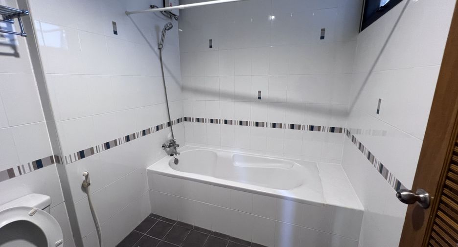 For rent 3 bedrooms condo in Watthana, Bangkok