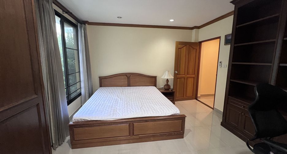 For rent 3 bedrooms condo in Watthana, Bangkok