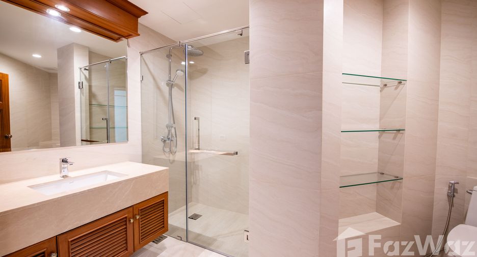 For rent 3 bedrooms condo in Khlong Toei, Bangkok