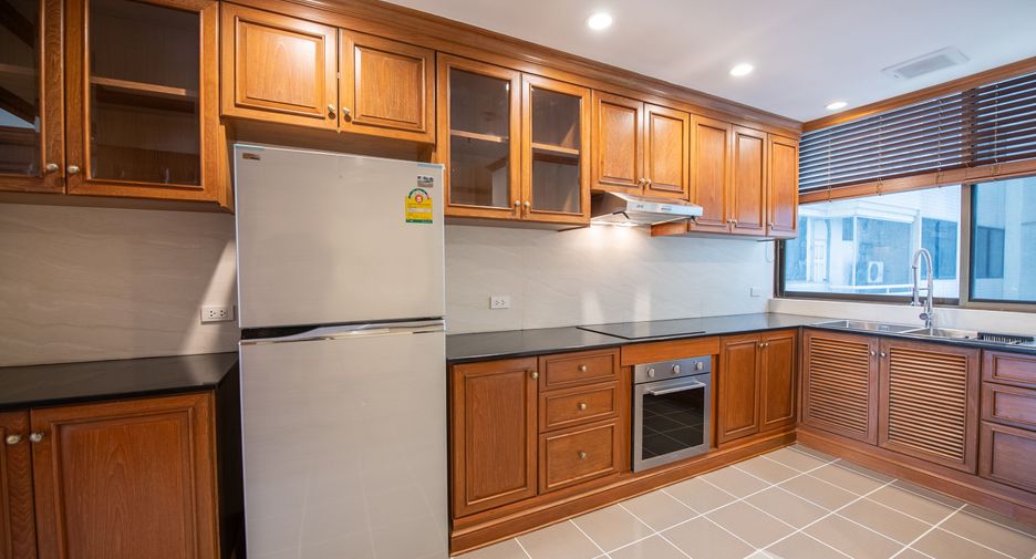 For rent 3 bedrooms condo in Khlong Toei, Bangkok