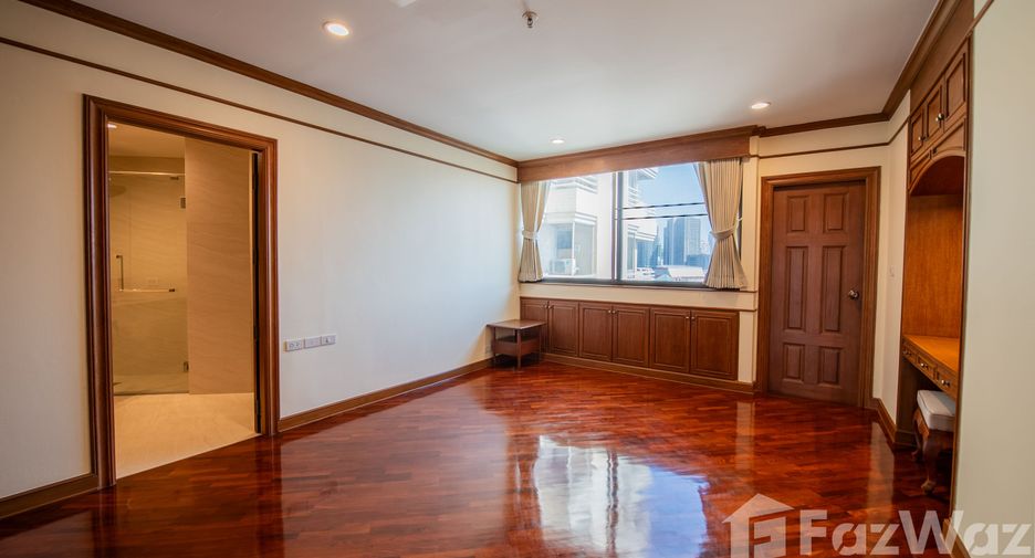 For rent 3 bedrooms condo in Khlong Toei, Bangkok
