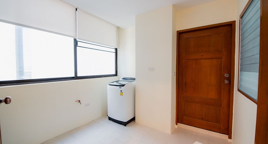 For rent 3 bedrooms condo in Khlong Toei, Bangkok