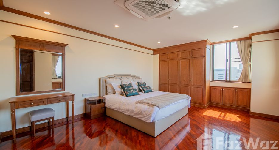 For rent 3 bedrooms condo in Khlong Toei, Bangkok
