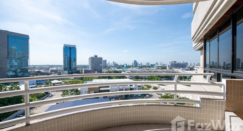 For rent 3 bedrooms condo in Khlong Toei, Bangkok