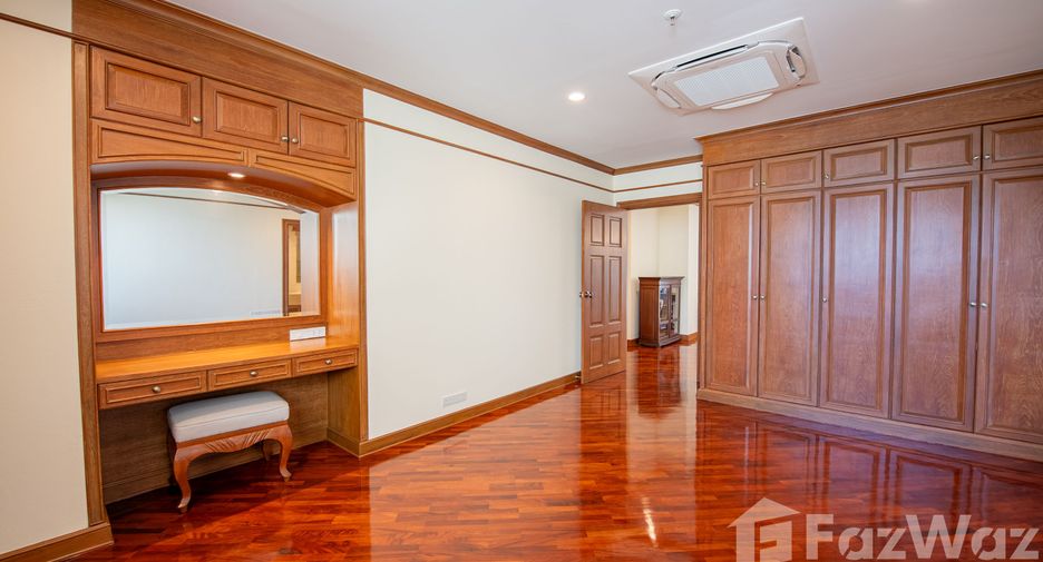 For rent 3 bedrooms condo in Khlong Toei, Bangkok