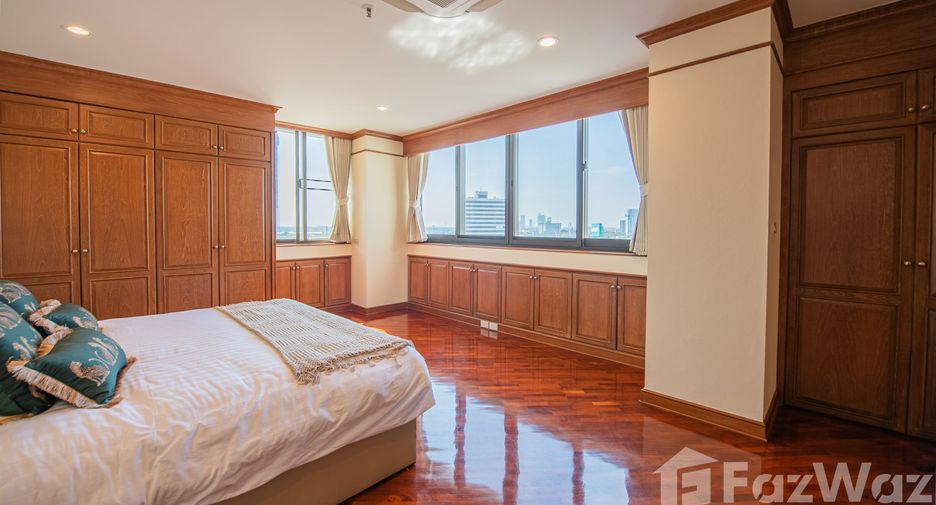 For rent 3 bedrooms condo in Khlong Toei, Bangkok