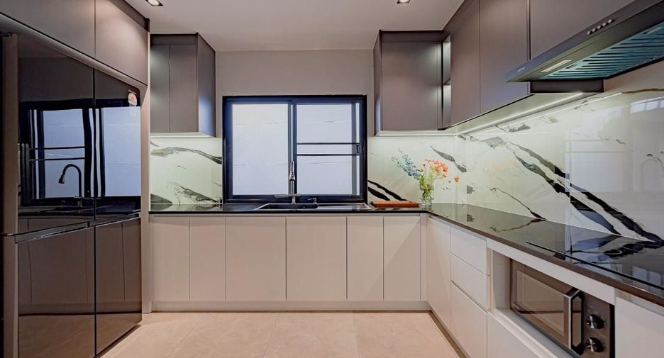 For rent 5 bedrooms house in Bang Na, Bangkok