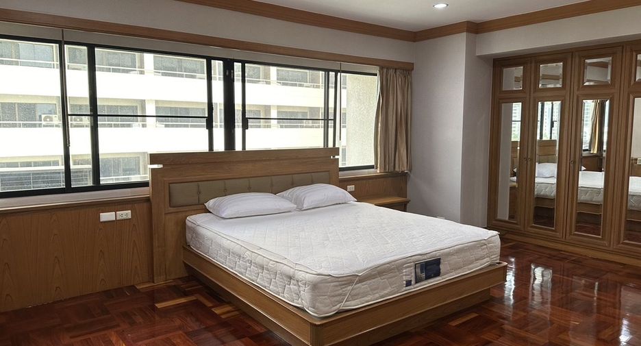 For rent 3 bedrooms condo in Watthana, Bangkok