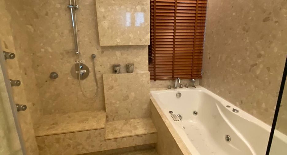 For rent 3 bedrooms condo in Pathum Wan, Bangkok