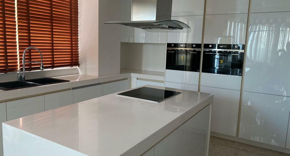For rent 3 bedrooms condo in Pathum Wan, Bangkok