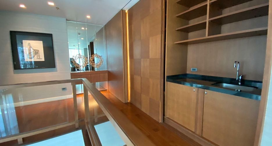 For rent 3 bedrooms condo in Pathum Wan, Bangkok