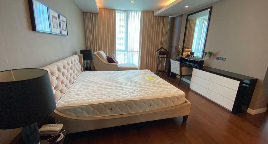 For rent 3 bedrooms condo in Pathum Wan, Bangkok