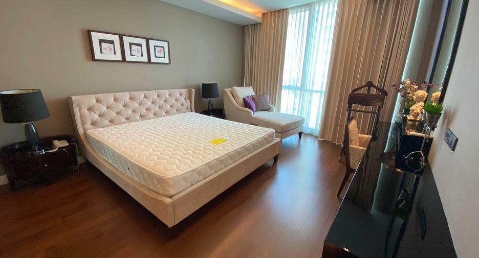 For rent 3 bedrooms condo in Pathum Wan, Bangkok