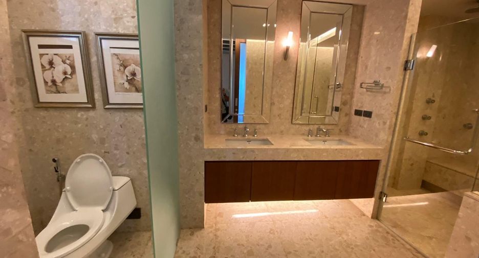 For rent 3 bedrooms condo in Pathum Wan, Bangkok