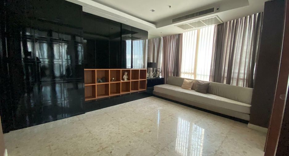 For rent 3 bedrooms condo in Pathum Wan, Bangkok