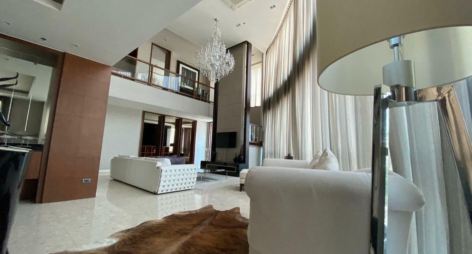 For rent 3 bedrooms condo in Pathum Wan, Bangkok