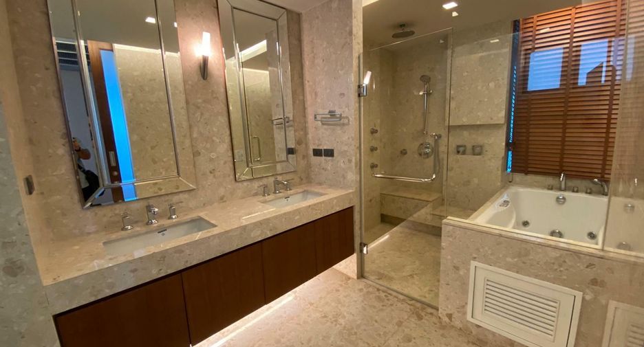 For rent 3 bedrooms condo in Pathum Wan, Bangkok