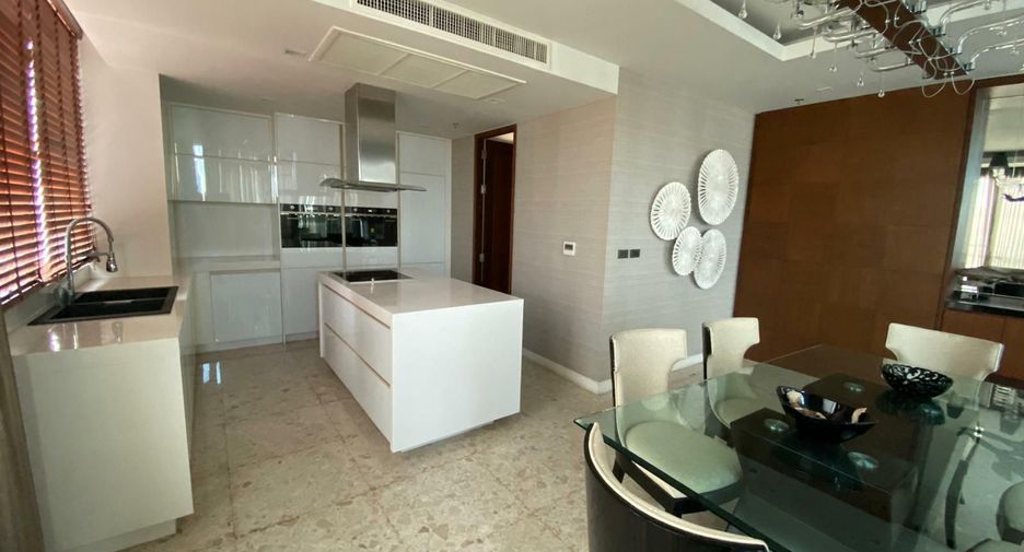 For rent 3 bedrooms condo in Pathum Wan, Bangkok