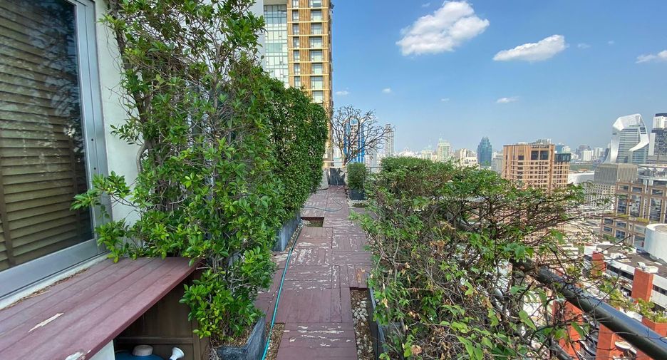 For rent 3 bedrooms condo in Pathum Wan, Bangkok