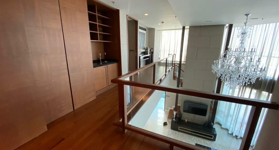 For rent 3 bedrooms condo in Pathum Wan, Bangkok