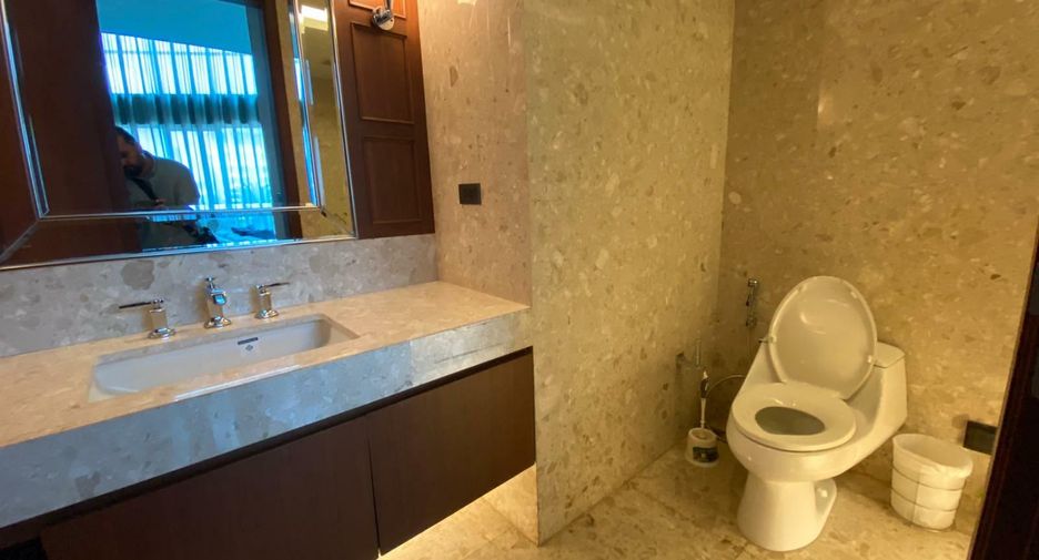 For rent 3 bedrooms condo in Pathum Wan, Bangkok