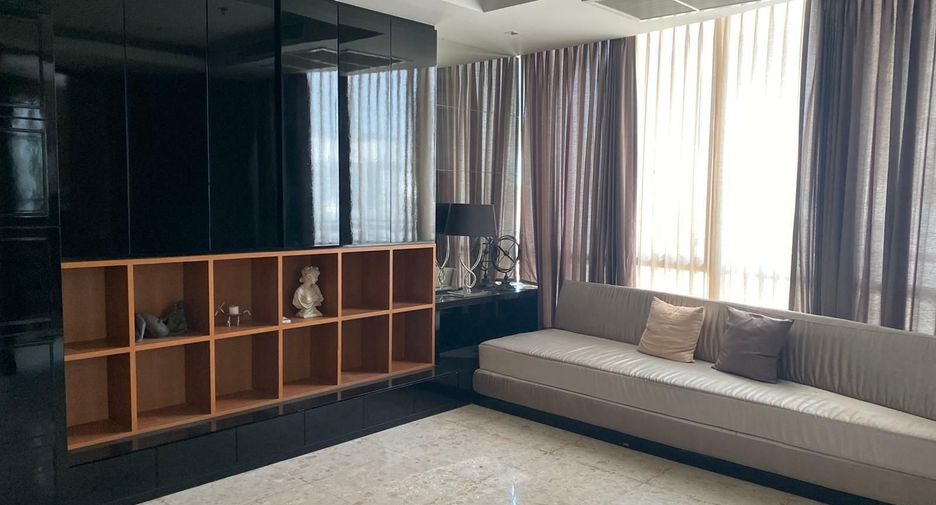 For rent 3 bedrooms condo in Pathum Wan, Bangkok