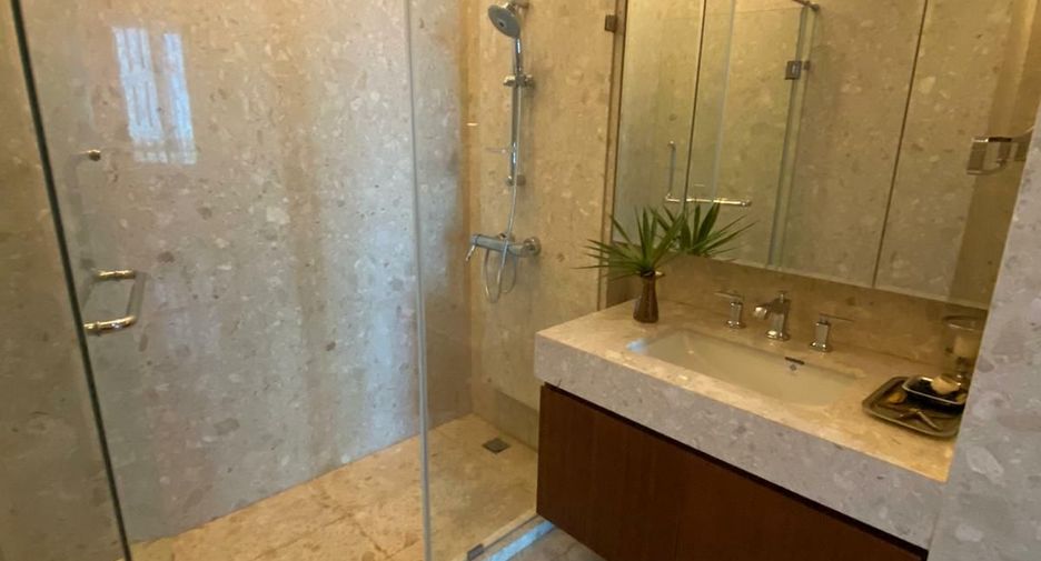 For rent 3 bedrooms condo in Pathum Wan, Bangkok