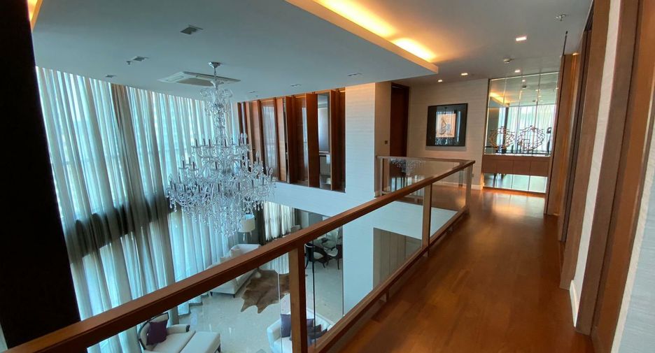 For rent 3 bedrooms condo in Pathum Wan, Bangkok