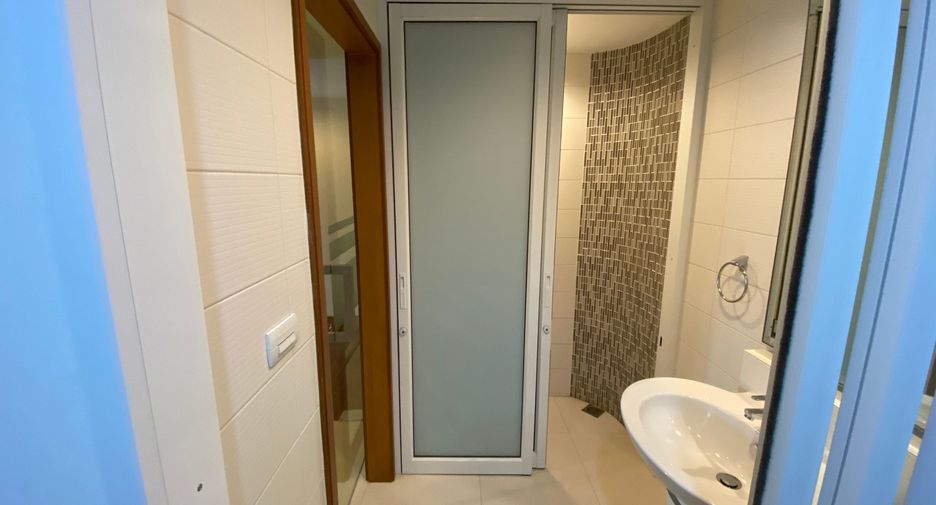 For rent 2 bedrooms condo in Pathum Wan, Bangkok