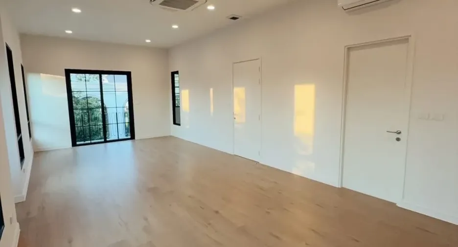 For rent 4 bedrooms house in Saphan Sung, Bangkok