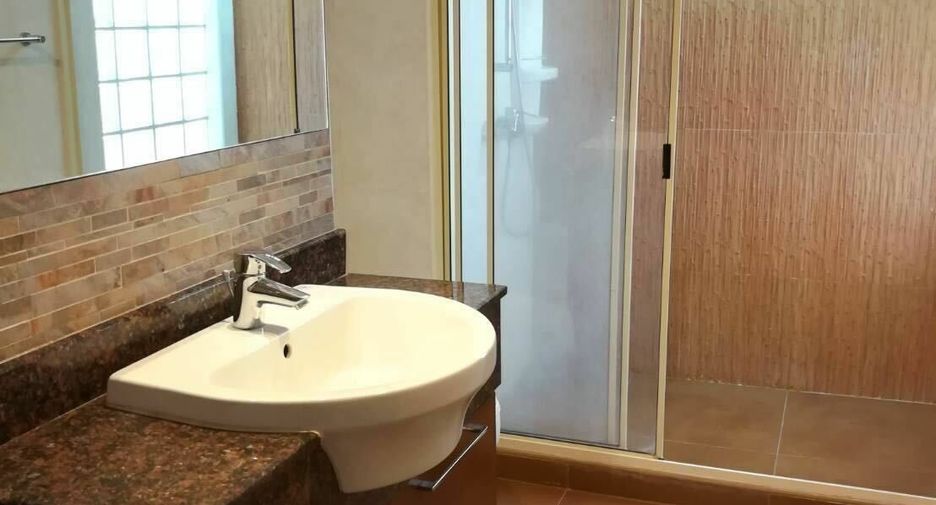Condo en alquiler de 3 habitaciones en Khlong Toei, Bangkok