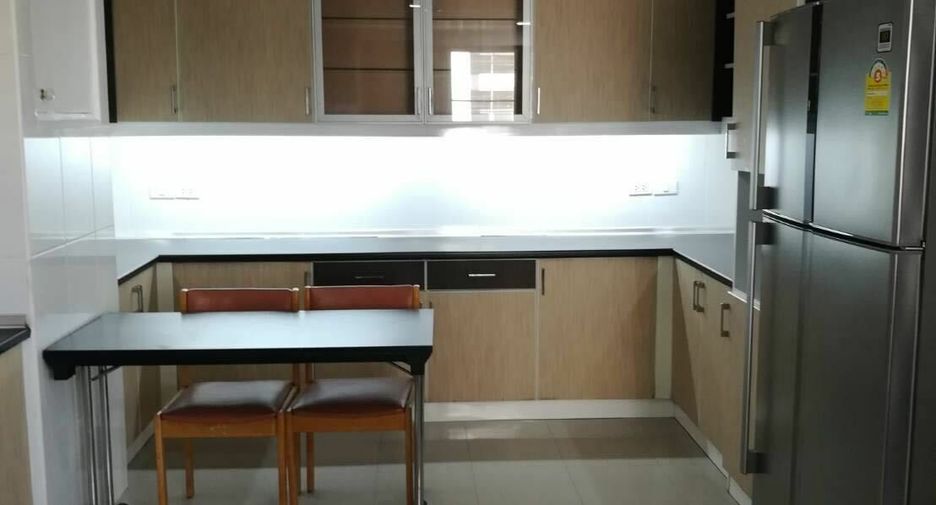 Condo en alquiler de 3 habitaciones en Khlong Toei, Bangkok