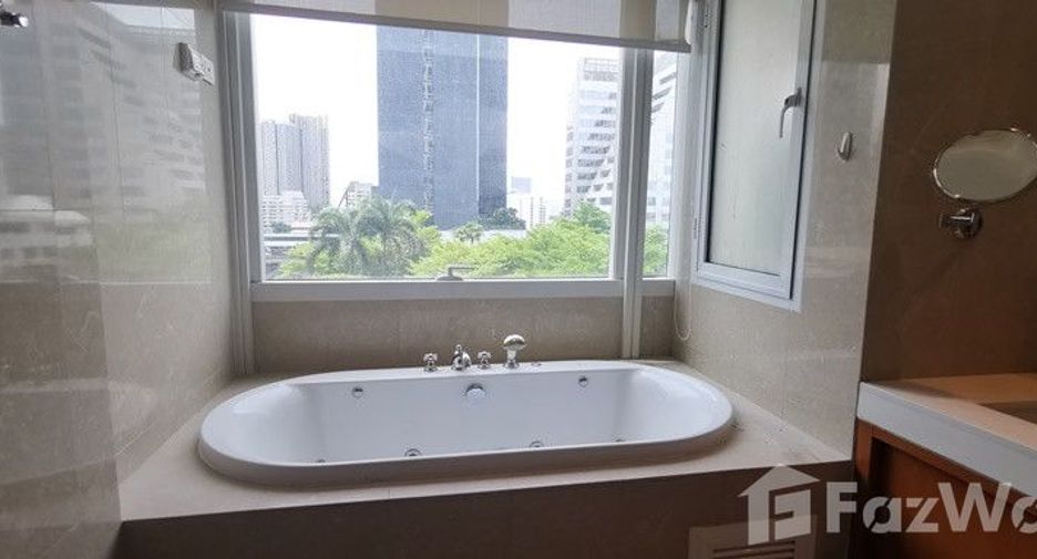 For rent 3 bedrooms condo in Pathum Wan, Bangkok