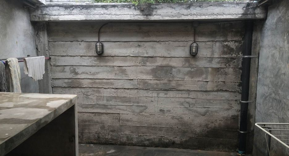 For rent 2 bedrooms townhouse in Watthana, Bangkok