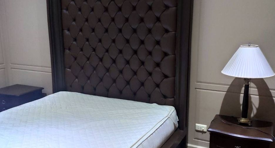 For rent 2 bedrooms condo in Yan Nawa, Bangkok