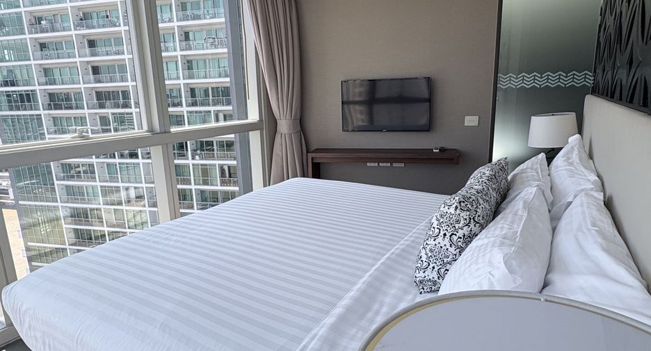 For rent 3 bedrooms condo in Sathon, Bangkok