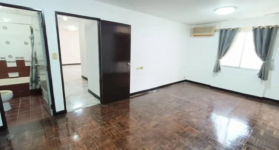 For rent 2 bedrooms condo in Yan Nawa, Bangkok