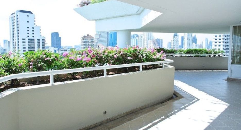 For rent 4 bedrooms condo in Watthana, Bangkok